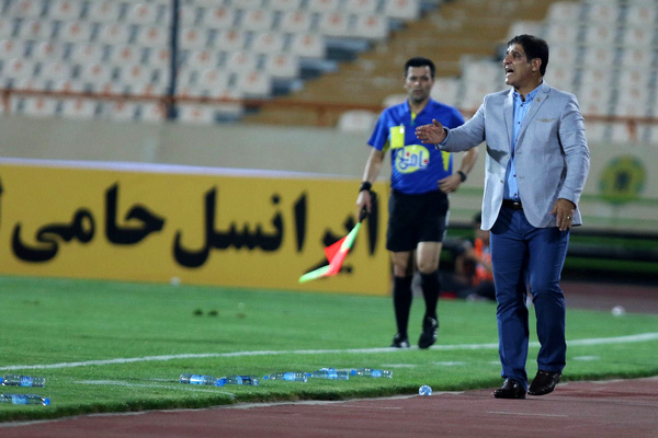 مهاجری: یک نه، دو پنالتی ما را برابر پرسپولیس نگرفتند / چرا نباید در شرایط برابر رقابت کنیم؟
