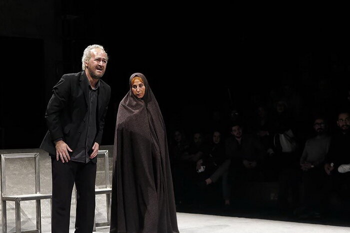 آذرنگ: رسالت تئاتر یادآوری جاگذاشته‌های زندگی به مخاطب است/ تولید آثار دفاع مقدس حرکت روی لبه تیغ هست و نیست