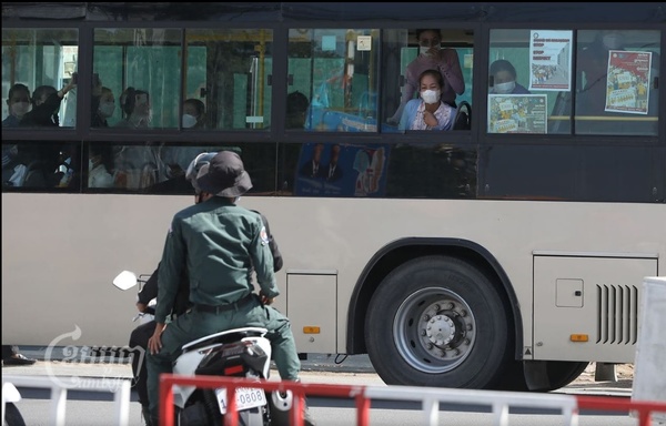 خارج کردن کارگران اعتصابی کامبوج از تجمع با اتوبوس توسط پلیس