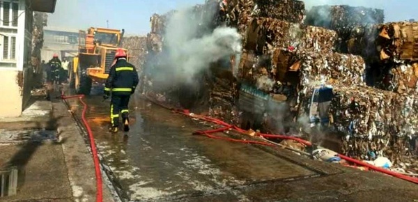 مصدومیت دو کارگر در حادثه آتش‌سوزی یک کارخانه 