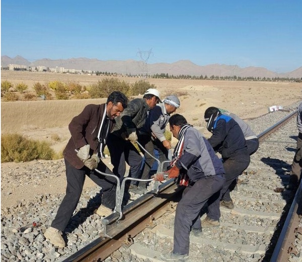 نارضایتی کارگران پیمانکاری تعمیرات راه آهن از عدم پرداخت به موقع حقوق و مزایای مزدی 