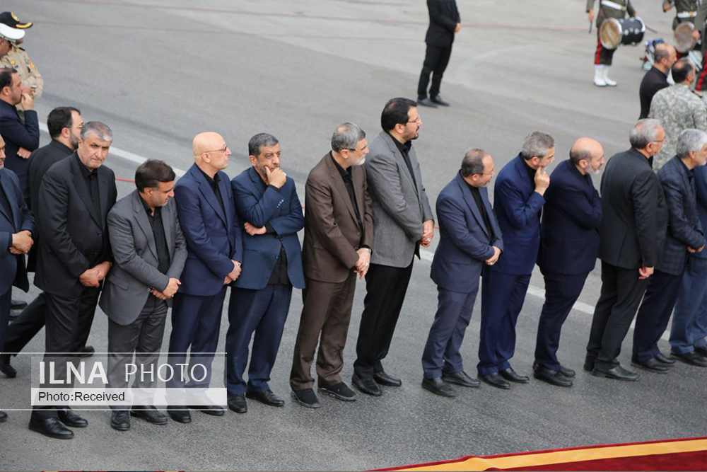 هواپیمای حامل شهدای خدمت به تهران رسید + عکس و فیلم
