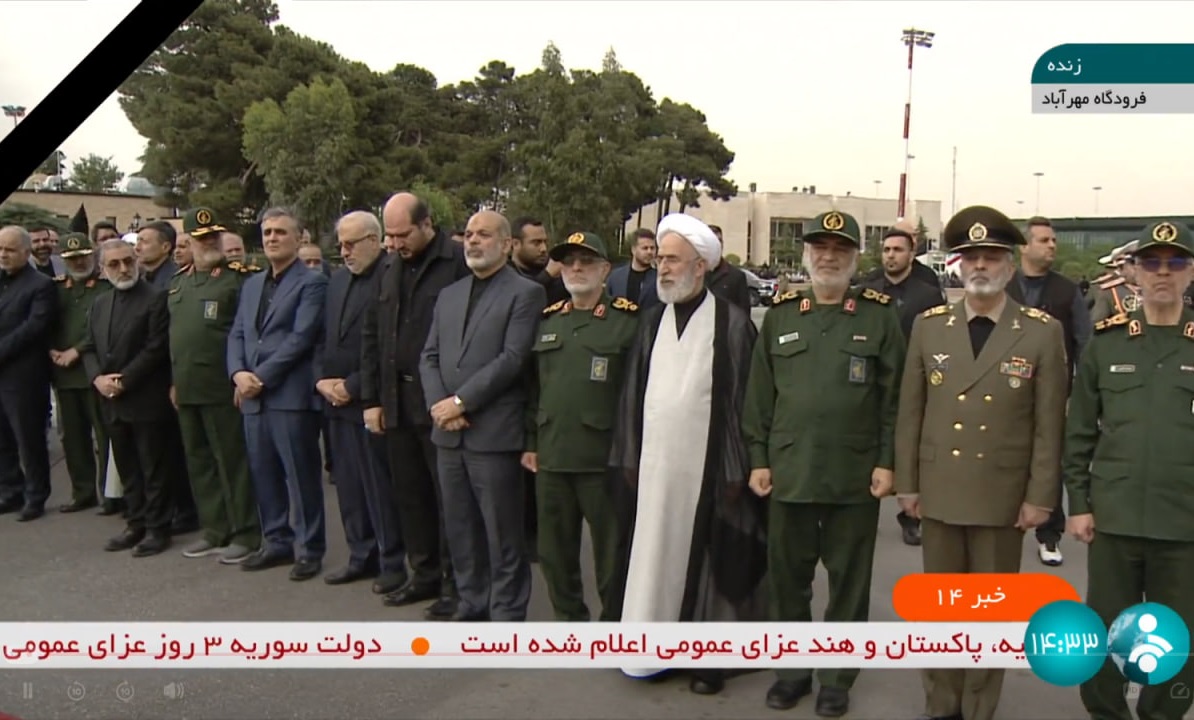 هواپیمای حامل شهدای خدمت به تهران رسید + عکس و فیلم
