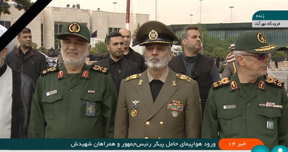 هواپیمای حامل شهدای خدمت به تهران رسید + عکس و فیلم