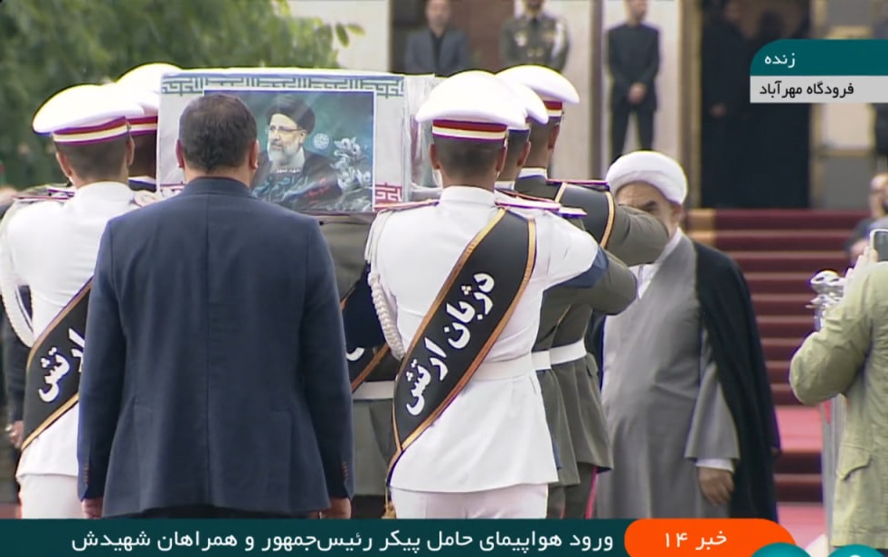 هواپیمای حامل شهدای خدمت به تهران رسید + عکس و فیلم