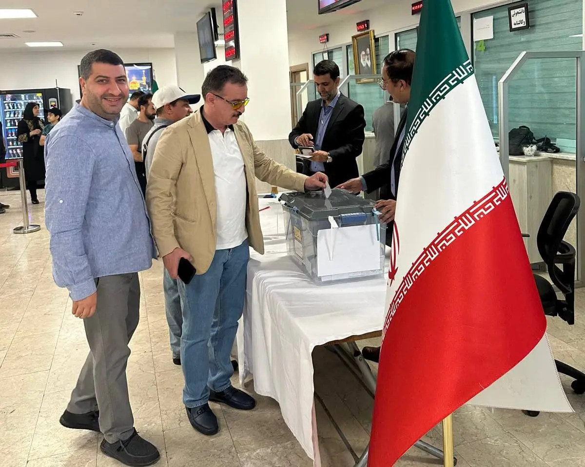 مالک تراکتور پای صندوق های رای (عکس) 